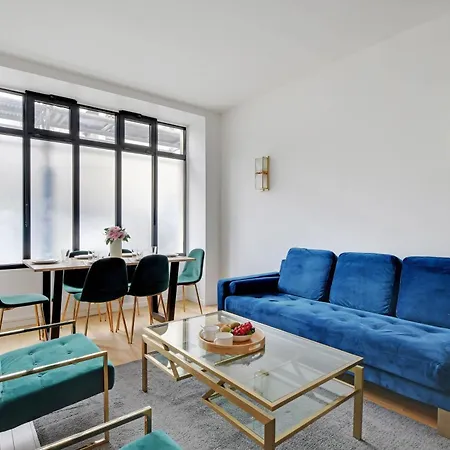 Modern 3-bedroom 6 Guests Centre Apartment *