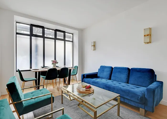 Modern 3-bedroom 6 Guests Centre Apartment *