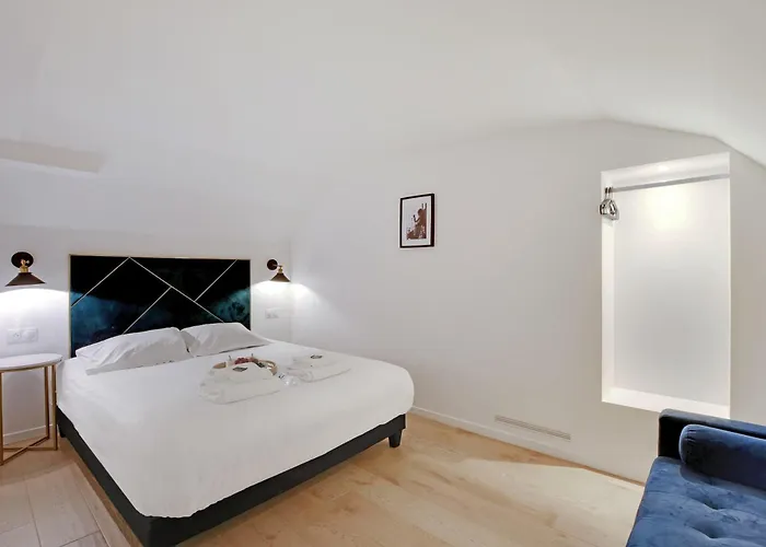 Modern 3-bedroom 6 Guests Centre Apartment *