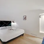 Modern 3-bedroom 6 Guests Centre Apartment *