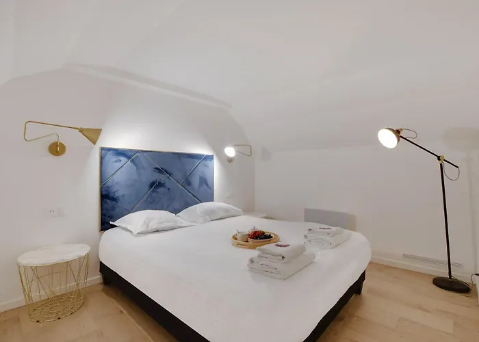 Modern 3-bedroom 6 Guests Centre شقة *